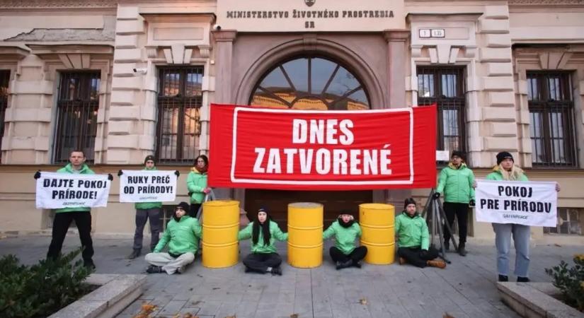 Eltorlaszolta a Greenpeace a környezetvédelmi minisztérium bejáratát