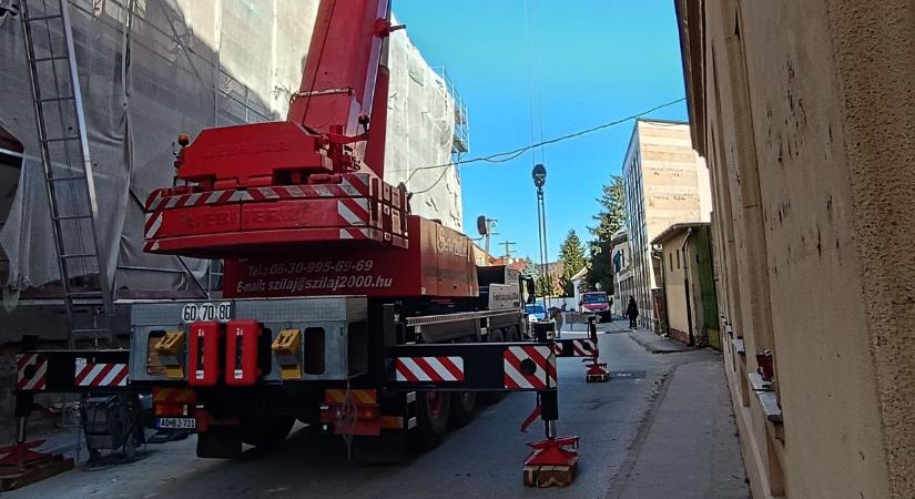 Óriási daru zárja el ezt a szolnoki utcát, olyan dolog történik, amire évtizedek óta nem volt példa