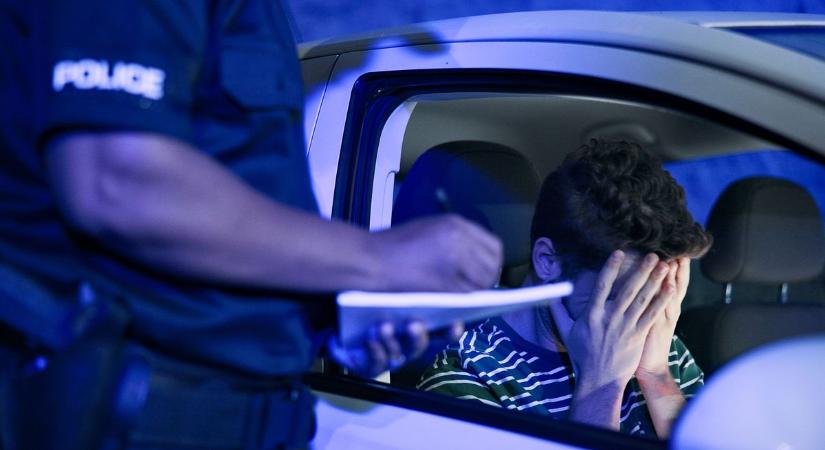 Hamis rendszámmal, jogsi nélkül vezetett a drogos győri férfi