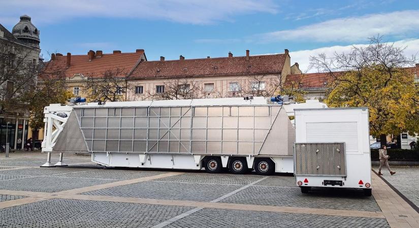 Formálódik a szombathelyi adventi vásár - Megérkezett az óriáskerék a Fő térre - fotók