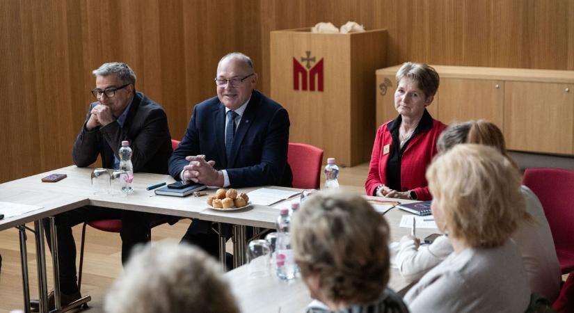 Az idősek sem maradnak le, így fejlesztik a digitális képességeket (videó)