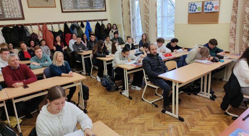 Nagy volt az érdeklődés a Bethlen gimnázium nyílt napján