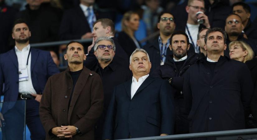 Lefotózták Orbán Viktort, aki Schmidt Mária társaságáan Ryanairrel indult haza Manchesterből a meccsnézés után