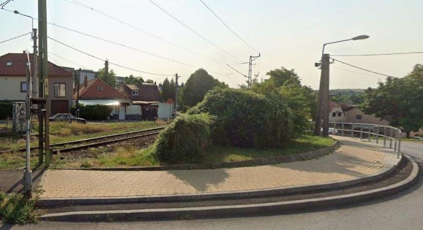 Annyira az utca része lett Egerben ez a különleges roncs, mint máshol a sövények és a fák – fotókon az elfelejtett kocsi