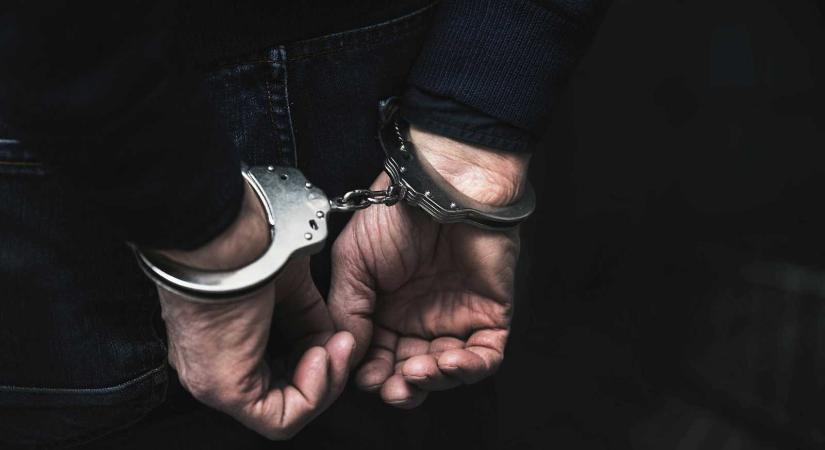 Őrizetbe vettek egy férfit, aki szexuálisan zaklatott egy kiskorút, majd megharapott egy rendőrt