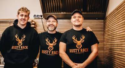 „Apa, lehetne olyan munkád, ahol nem kell folyton utazni?” – Személyes motiváció ihlette a III. kerületi burgerezőt