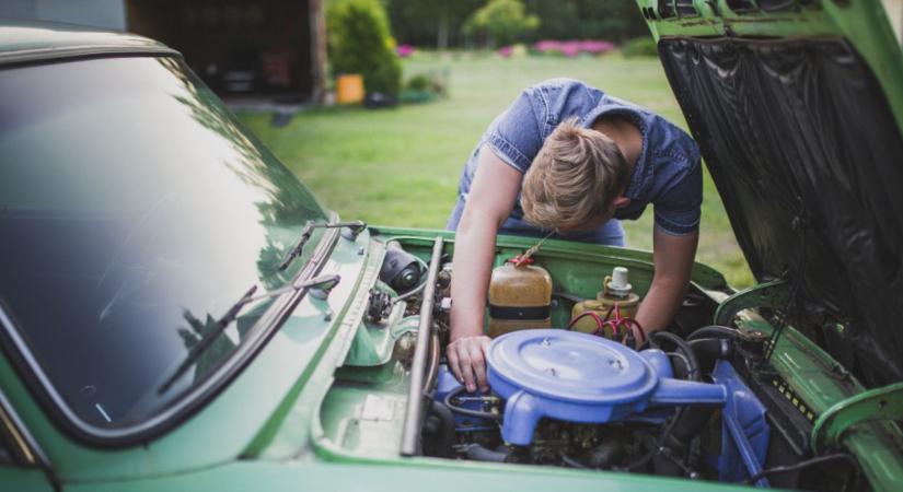 Autószerelés az udvaron? Akár 50 millió forintos bírság is lehet a következmény