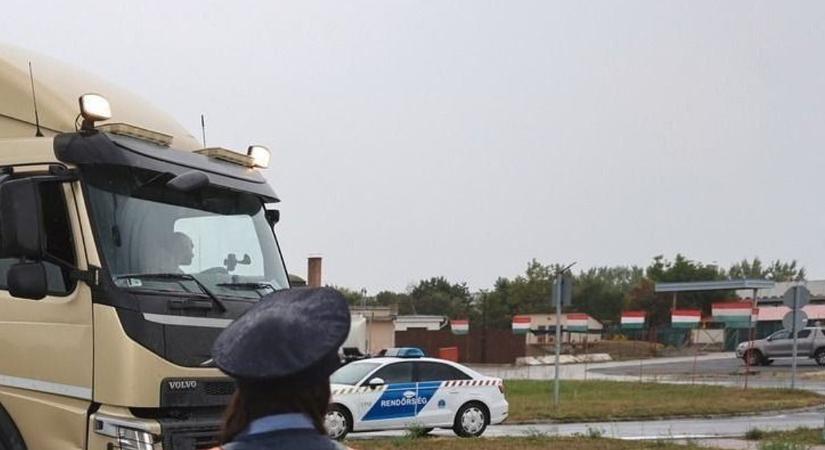 Megcsúszott egy kamion, rendőrök irányították a forgalmat