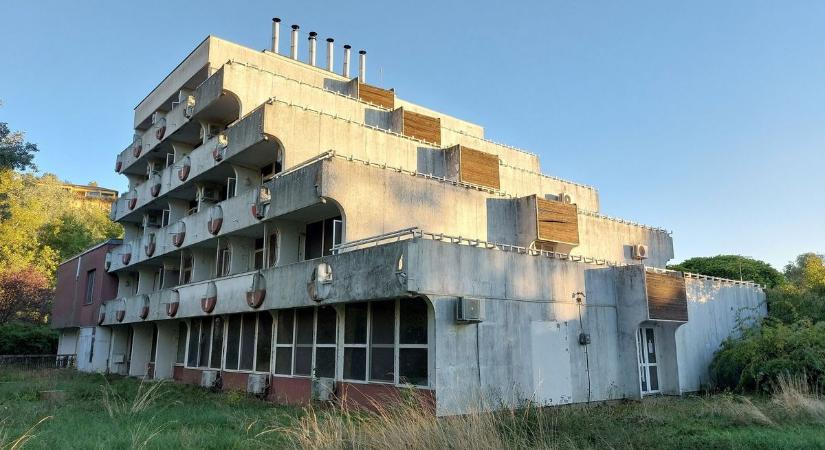 Szomorú hattyúdal a Balatonnál – vége, lebontják az egykor népszerű szállodát