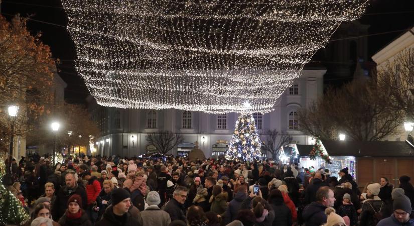 Már nem kell sokat várni: hamarosan adventi díszbe borul a belváros