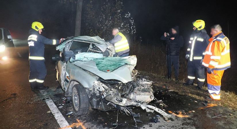 Felismerhetetlen lett az autó, ketten szörnyethaltak az újszilvási balesetben