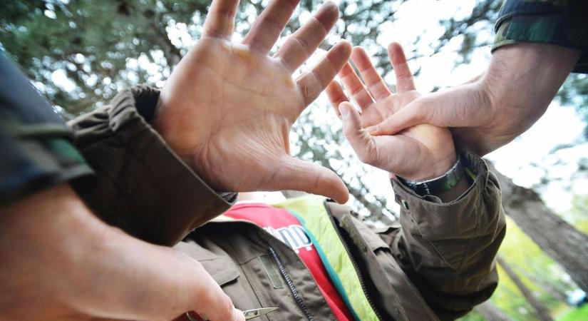 Sállal akarhatta megfojtani feleségét egy biharkeresztesi férfi, de közben elfáradt