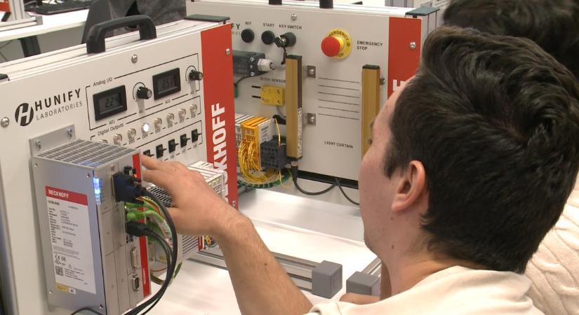 Felújított, korszerű eszközökkel ellátott labort vehettek birtokba a debreceni Műszaki Kar hallgatói