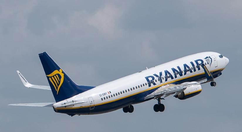 A Ryanair gépén fotózták le a közös meccsnézés után hazainduló Orbán Viktort és Schmidt Máriát