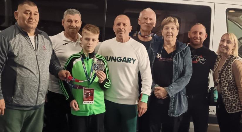 Csodásan csillogott az ezüst mindenki kedvenc Tóni bácsijának nyakában