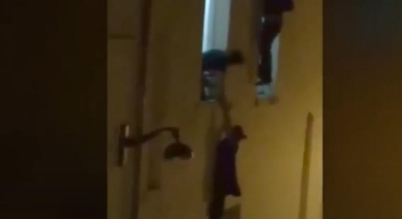 Az egész világot bejárta a videó, amin egy nő az ablakpárkányba kapaszkodik - most először nyilatkozott a Bataclan-támadás túlélője