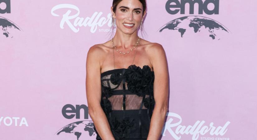 A ló benéz az ablakon – a természet fürdőt vesz Nikki Reed rusztikus modern fürdőszobájában