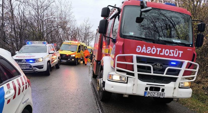 Fotókon a Noszvajnál történt baleset! Árokba vágódott, fára csavarodott a Suzuki