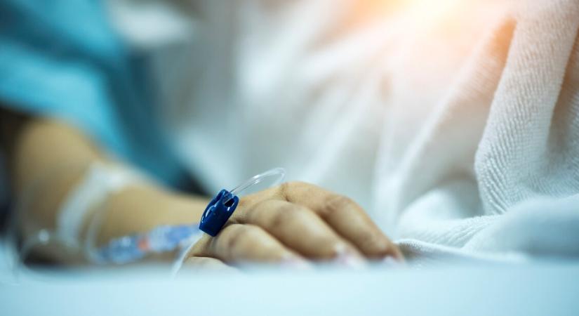 Tömeges ételmérgezés: nyolcvan gyermek került kórházba