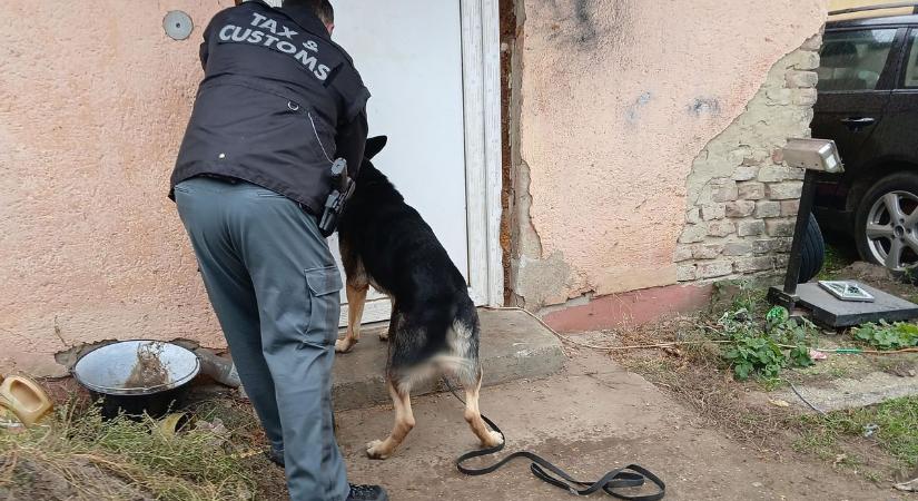 Gyomorforgató üzem bukott le Szabolcsban, ne tudd meg, mire kellettek a bent talált lapátok (fotók, videó)