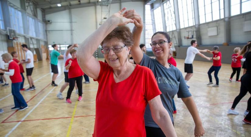 Fiatalok és idősek közös tánca hódította meg a Neumann János Egyetemet – fotók, videó