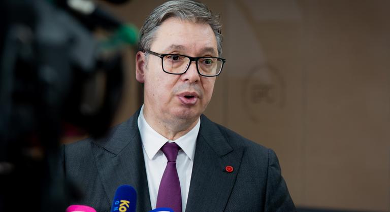 Óriási botrányt kavart Szerbiában Vucsics gesztusa, amivel Trump vejének kedveskedne