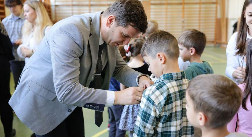Vajon mit keres Szoboszlai Dominik cipője egy egri iskolában  fotók, videó