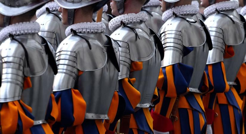 Belső vizsgálatot indított a Svájci Gárda, mert egyik tagjuk két zsidó nőt sértegetett