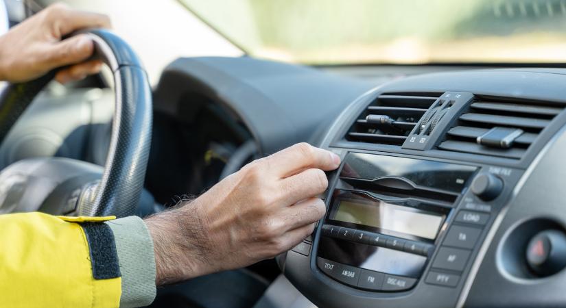 Zenével tennék biztonságosabbá a magyar utakat