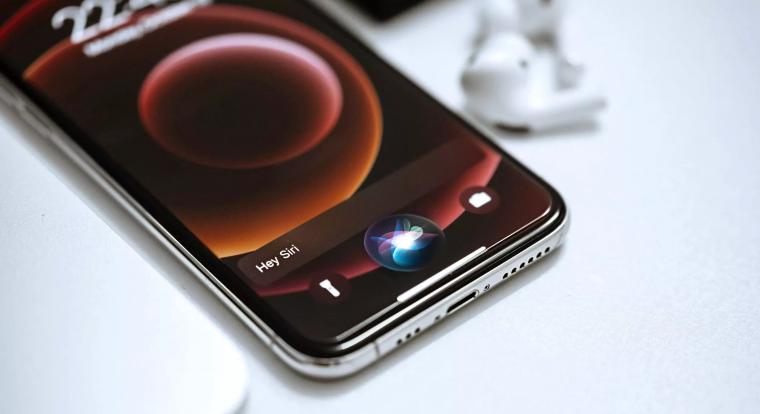 A Google mentheti meg Sirit, mesterséges intelligencia forradalom jön az Apple-nél