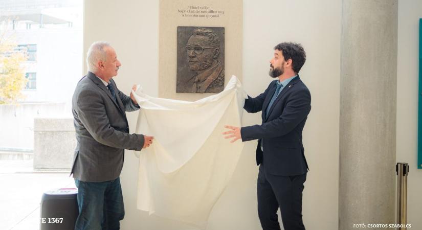 Emléktáblát avattak Pécsen Jakab Ferenc, kaposvári virológus tiszteletére