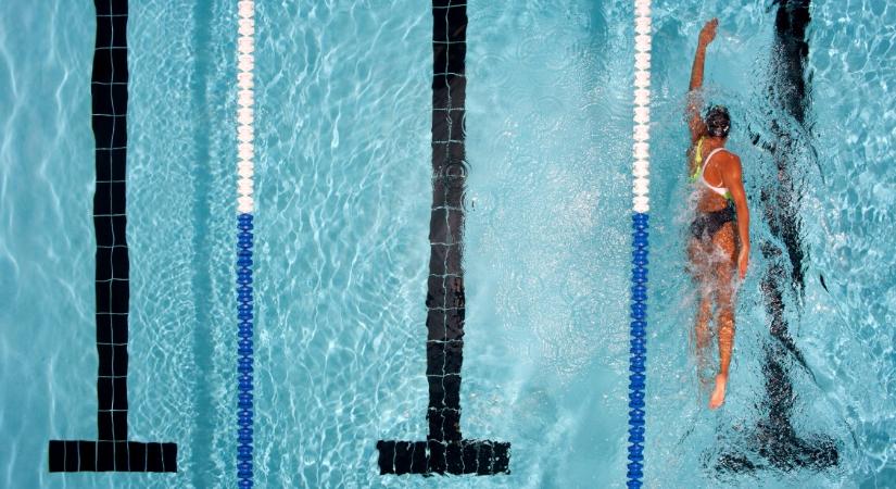 Életmentés az uszodában – az öltözőben esett össze a nő