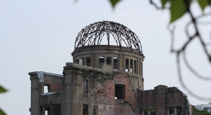 Magyar katasztrófaturista Hirosimában – Krusovszky Dénes korszakos távlatból látta a magyar Air Force Zero utasainak posztjait