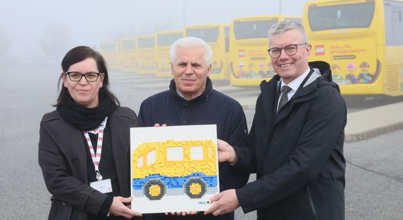 Leleplezték a vadonatúj nyíregyházi Lego-buszokat, kockákból sem lehetne kirakni szebbet – fotókkal, videókkal
