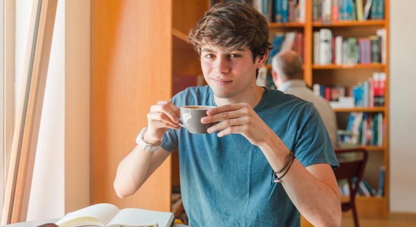 Egyre több tinédzser iszik rendszeresen kávét a kortársak nyomására – Mit tesz az egészségükkel?