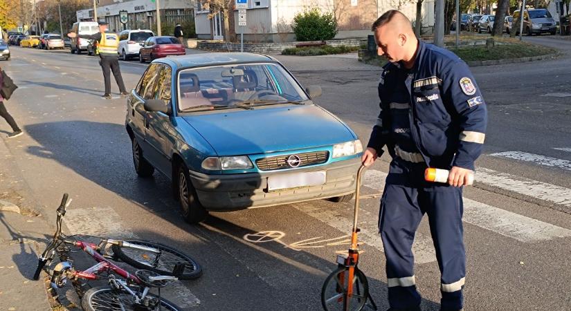 Szabálytalanul közlekedő gyermeket ütött el egy autó, a sofőrt nagyon megviselték a történtek – fotók, videó