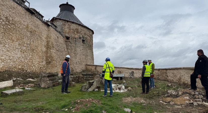 Folytatódnak a krasznahorkai vár felújítási munkálatai