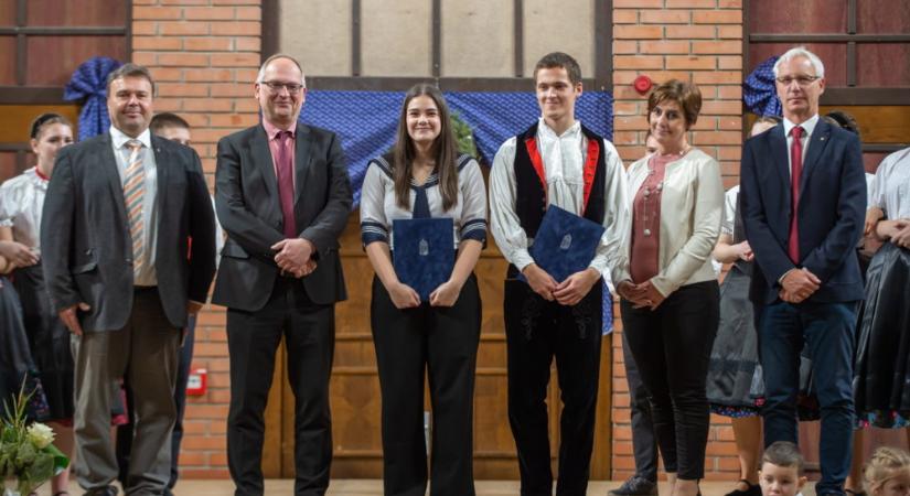 Nemzetiségi Tanulmányi Ösztöndíjakat adott át Soltész Miklós Baján
