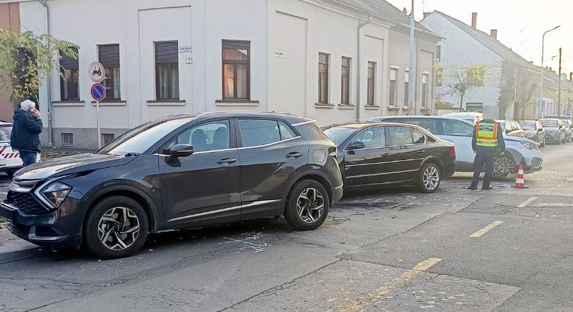 Két ember kórházba került, három autó összetört Szombathelyen - fotók