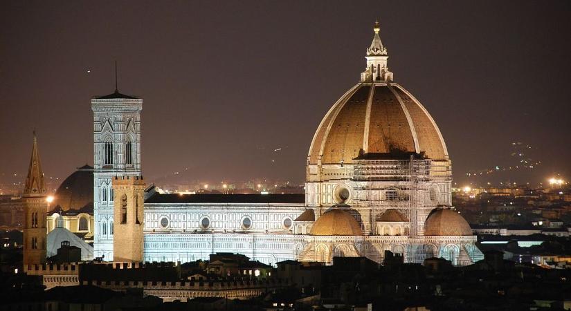 Firenzében van egy kő, amin a gyermek Dante üldögélt, és nézte, hogyan építik a dómot