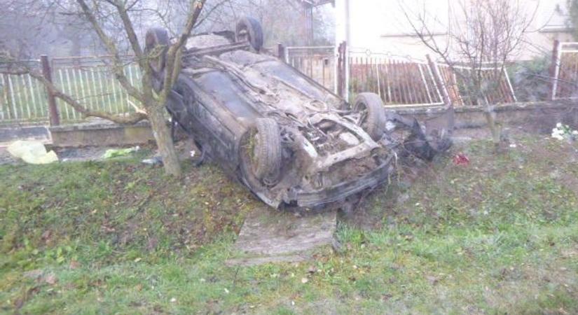 Beszaltózott az udvarba egy autó Pusztakovácsiban