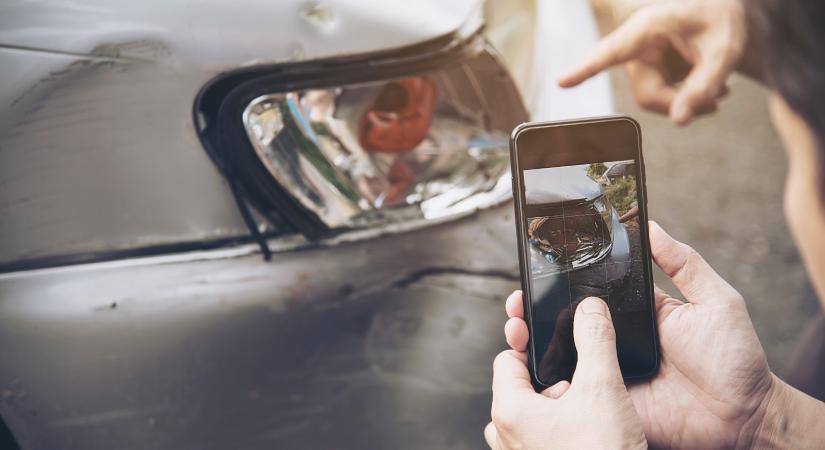 Autóval ütköző rolleres, mélygarázsban ügyetlenkedő sofőr – keresik a baleset okozóit!