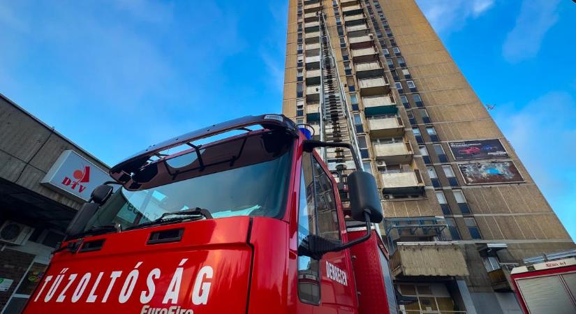 Tűzoltók lepték el a Petőfi teret, de aggodalomra semmi ok! – fotókkal, videóval