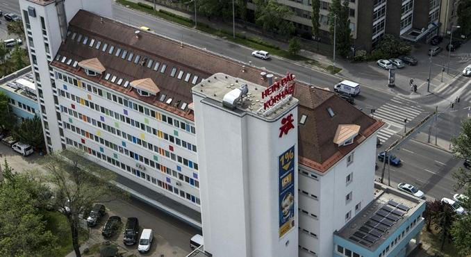 Hétfő reggelig 80 gyerek került kórházba, miután a menzán ebédeltek Budapesten