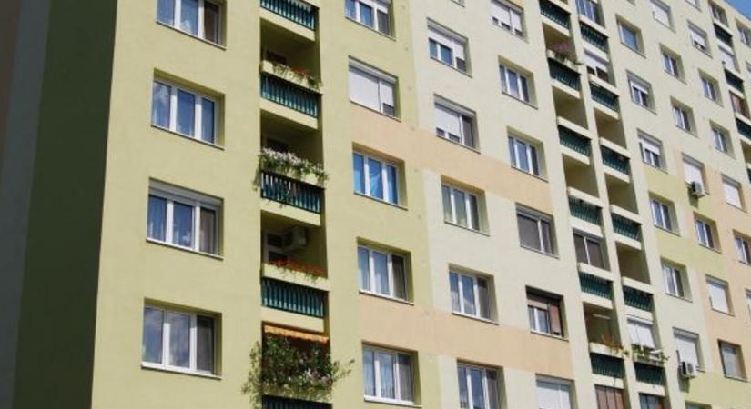 Késsel szaladgált a folyosón a családtag – ugrott a komáromi lakó lakásbérlete