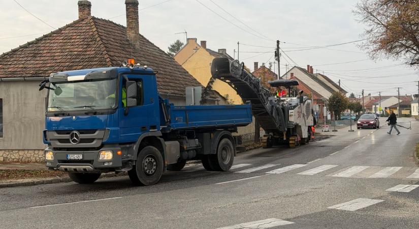 Új lámpás kereszteződés épül Pápán