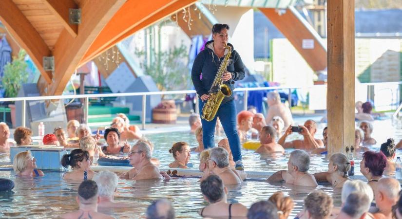 Nagyot szólt a medencebál: libazsíros szendvicset és új bort kaptak osztottak a fürdőben – fotó