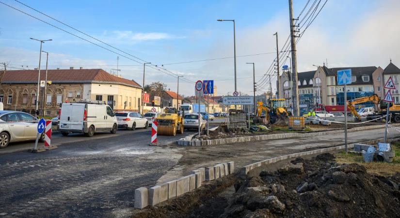 Korrigálják a mélyen fekvő csatornafedlapokat a Szoboszlói úton – fotókkal, videóval