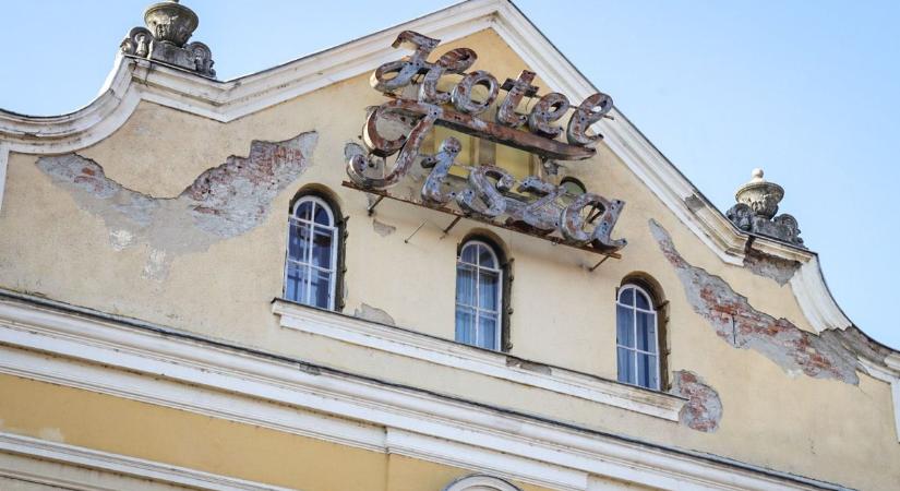 Szállást foglaltattak velük a rég bezárt szolnoki Tisza Szállóba, nehéz éjszakájuk volt – galériával