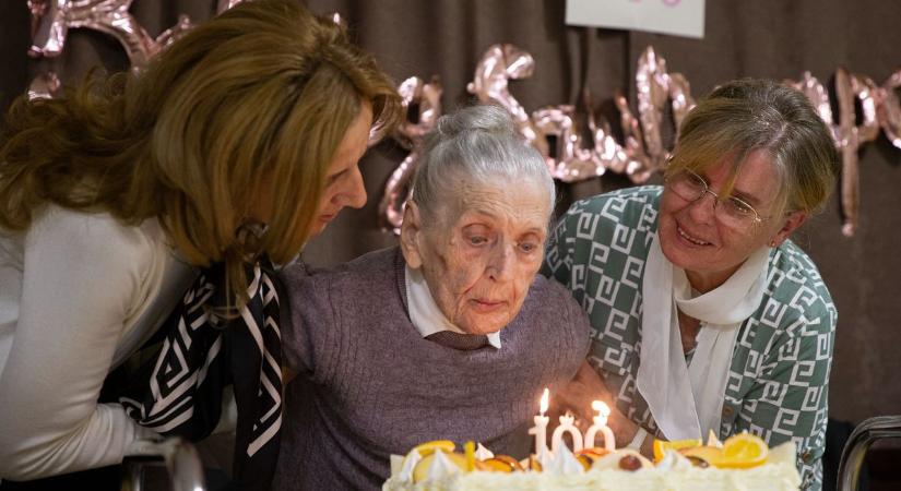 Századik születésnapján köszöntötték Irénke nénit, műsorral kedveskedtek neki a lakótársai – fotók